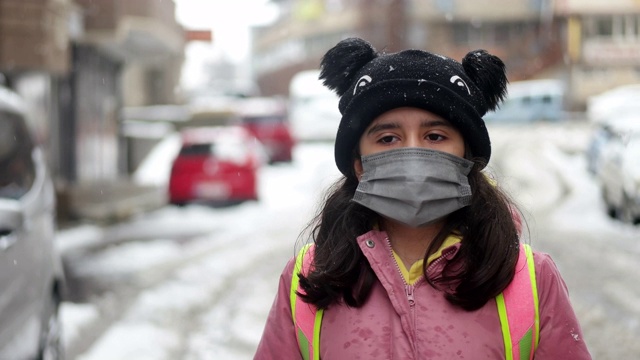 戴着防护面具的女孩在城市里