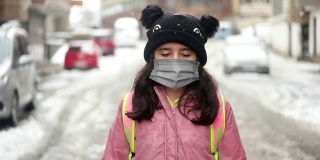 戴着防护面具的女孩在城市里
