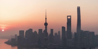 T/L PAN鸟瞰图上海天际线在日出/中国上海