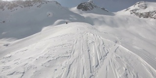 第一人称视角的背国家滑雪者上升高高山垭口