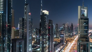 迪拜天际线鸟瞰图，黄昏到夜晚过渡/迪拜，阿联酋视频素材模板下载