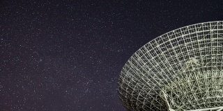 T/L视野的射电望远镜观察戏剧性的天空在夜晚
