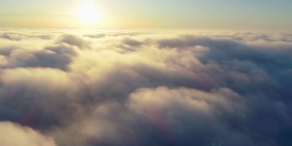 在晚霞的映衬下飞过了晚霞的云朵。无缝循环动画。飞行通过移动的云景与美丽的阳光。完美的电影，背景，