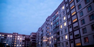 夜间窗户照明变化的多层建筑