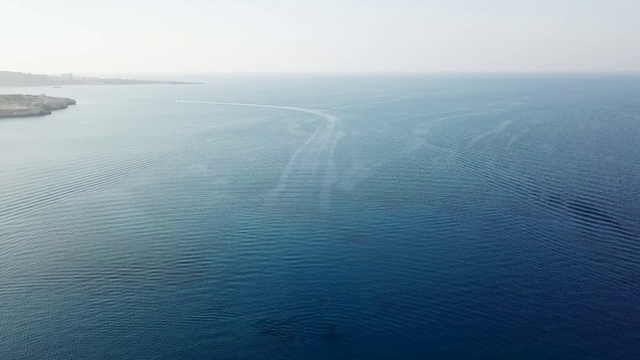 公海的鸟瞰图。科德?格列柯。塞浦路斯。四轴飞行器在海面上的跨度。无人机离开了海岸