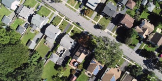 在住宅屋顶上安装太阳能板如今已司空见惯。美国纽约州威彻斯特县的怀特普莱恩斯郊区。正上方，俯视无人机视频与平移摄像机运动。