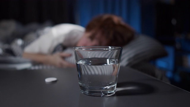 女人在睡觉前喝水