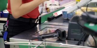 超市店员在超市扫描条码产品。