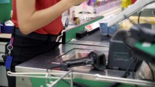 超市店员在超市扫描条码产品。视频素材模板下载