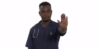 严肃医生的肖像在专业医疗蓝色外套显示拒绝手势由停止手掌符号。医生被隔离在白色背景下