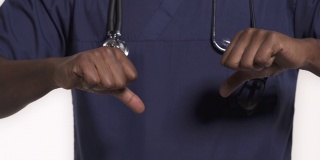 特写非洲医生表示不赞成的手势显示拇指向下。在白色背景上隔离