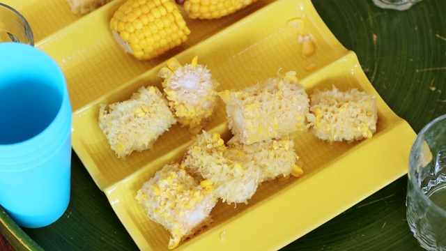 盘子里的玉米剩菜