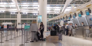 在美国纽约机场办理登机手续的旅客人群
