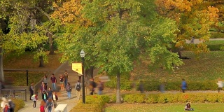 明尼苏达大学校园学生的秋季时光流逝