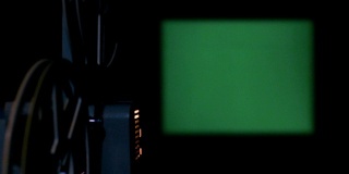 透过电影放映机向绿幕播放超8毫米电影