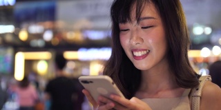 亚洲女性在晚上使用智能手机
