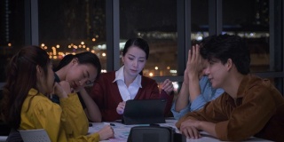 亚洲女性领导者和ux/ui设计师晚上在现代办公室严肃地讨论手机应用界面线框设计的截止日期。工作到很晚Creative digital development agency