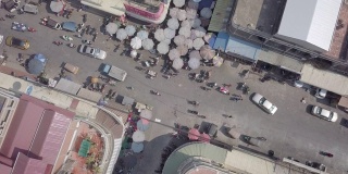 从空中俯瞰拥挤的街道上的水果和蔬菜市场