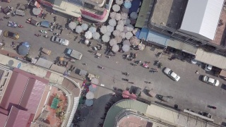 从空中俯瞰拥挤的街道上的水果和蔬菜市场视频素材模板下载