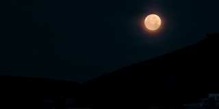 晚上山上的满月