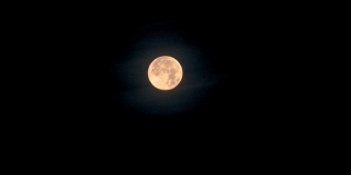 夜空中有着橙色色调的满月