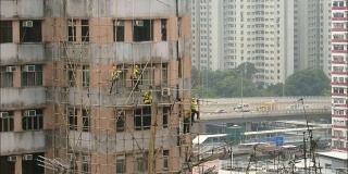 中国工人正在架设竹脚手架