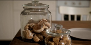 姜饼饼干在桌子上的一个玻璃罐子里。美味的姜饼曲奇。