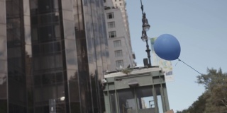 蓝色气球经过川普大厦。