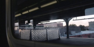 布鲁克林空荡荡的地铁站台。