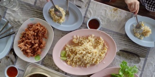 俯视图炒饭最受欢迎的泰国à在当地餐厅点菜菜