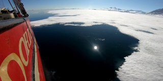 北极斯匹次卑尔根群岛北部斯瓦尔巴特群岛的一艘帆船被冻住了