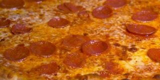 意大利辣香肠披萨的背景视频