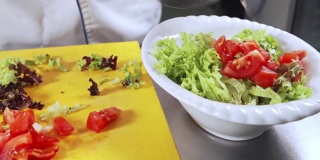 切蔬菜做沙拉