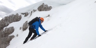 人们正在用冰斧爬山