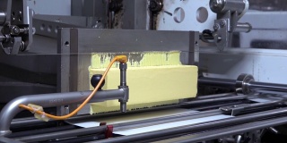 黄油生产工厂，自动化流水线包装。黄油包装机