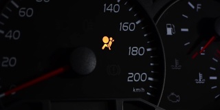 安全气囊。汽车仪表盘上的灯光图标。黑色背景。