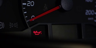 一辆汽车的油的图标在仪表盘上亮起的彩色图像。