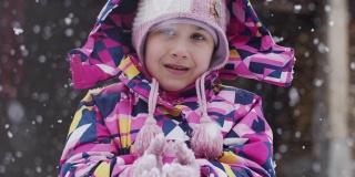 一个小女孩的肖像，因为下雪在慢动作-股票视频