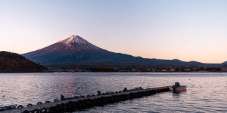 黎明时分的富士山和川口湖