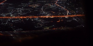 从机场起飞后，飞机在夜间飞过城市上空