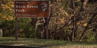 欢迎来到Rock Creek公园标志- Porter St NW - Washington, DC - Autumn