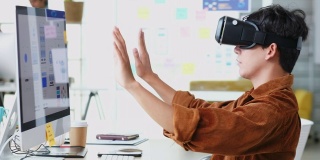 VR应用测试，亚洲年轻男性开发者在创意办公室与虚拟现实模拟器应用测试，ux, ui startup, small business concept
