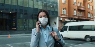 在城市街道上戴着防护面具的女人