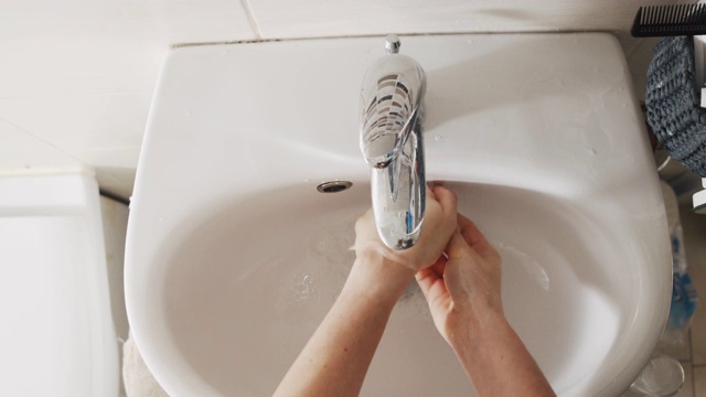 一个女人在浴室洗手的慢动作视频-波夫视图