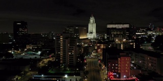 Covid-19大流行期间，空旷的洛杉矶市中心街道的夜间航拍