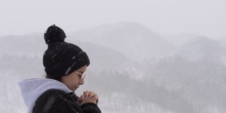 年轻女子在雪地里祈祷