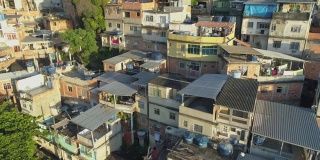 日出时，巴西里约热内卢，一架飞机飞向阳光普照的贫民窟