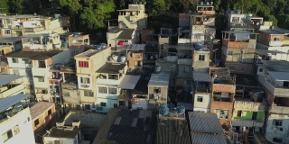 日出时，巴西里约热内卢的贫民窟，从山顶上缓缓飞过
