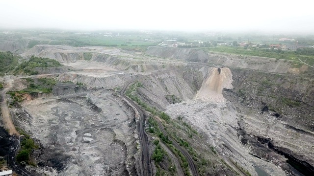中国东北，一个即将枯竭的煤矿。露天采石场鸟瞰图