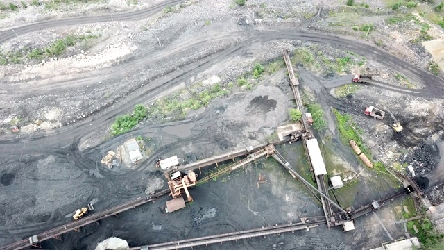 中国东北，一个即将枯竭的煤矿。露天采石场鸟瞰图
